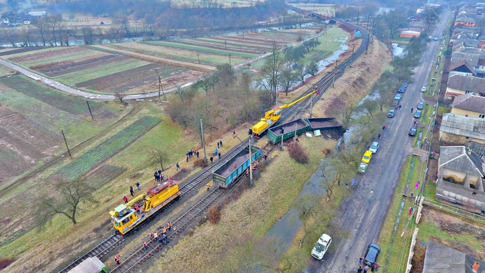 На Закарпатті зійшов із рейок потяг: з'явилися фото та відео