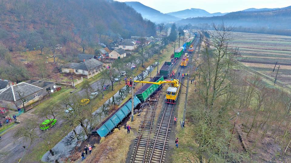 На Закарпатті зійшов із рейок потяг: з'явилися фото та відео