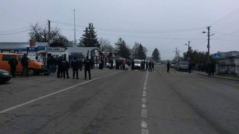 На Львівщині перекрили дороги до пунктів пропуску на кордоні з Польщею