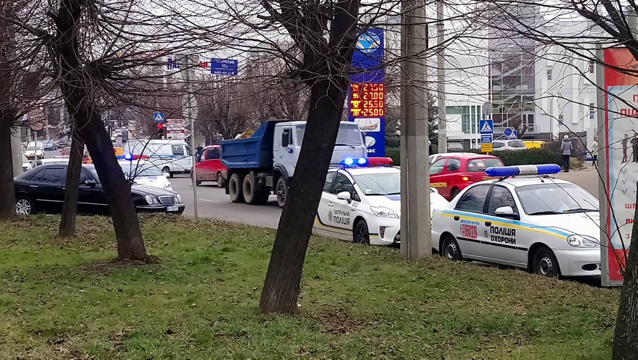 В Черновцах в здании налоговой взорвали гранату: есть раненые