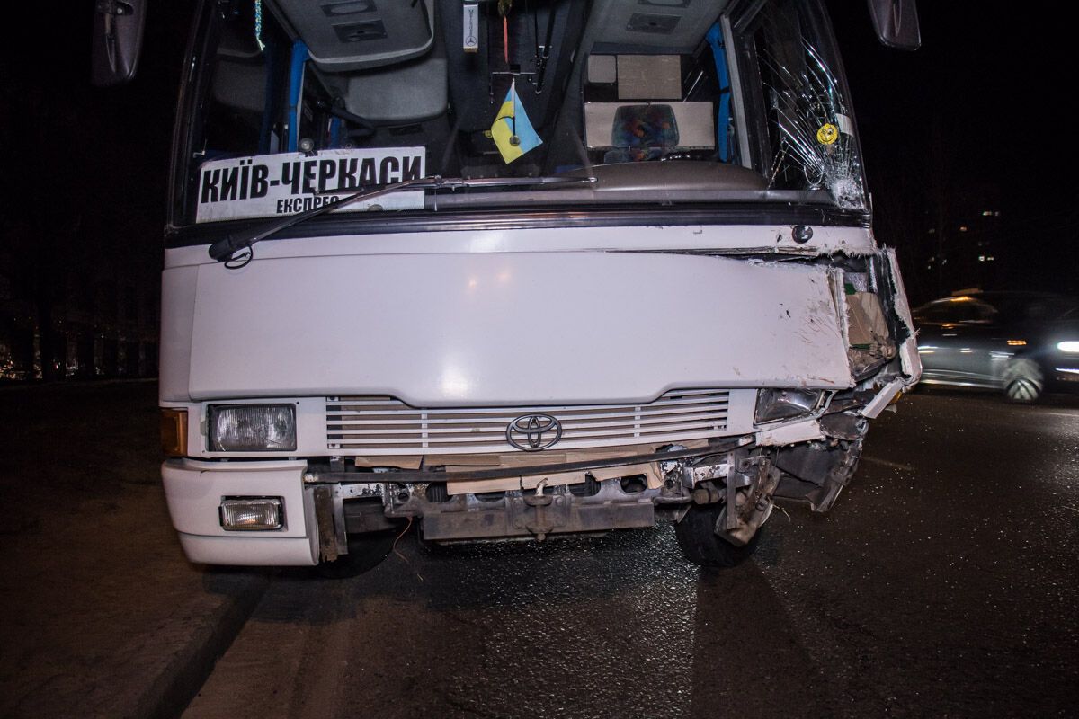 В Киеве пьяные пешеходы спровоцировали чудовищное ДТП
