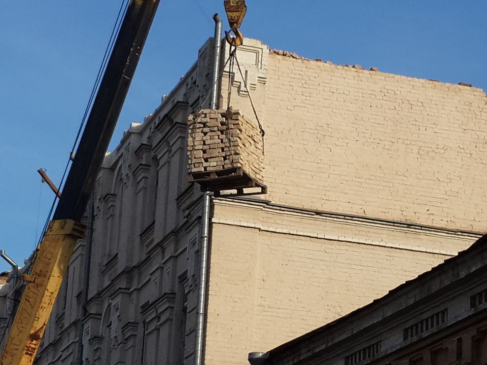 "Аж кипить": мережу розгнівав інцидент із історичним будинком у Києві