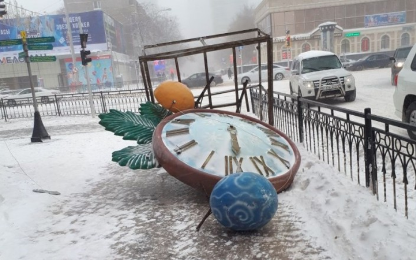 В столице Казахстана объявлена ЧС, людей просят не выходить на улицу
