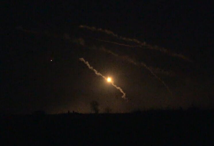 Небо розривалося: бійці АТО показали відео нічної стрілянини з артилерії
