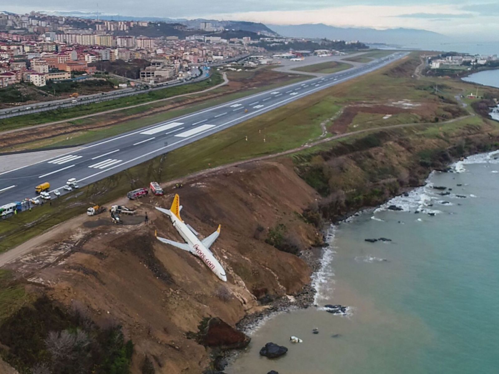 Застрял на краю обрыва: в Турции произошло страшное ЧП с Boeing