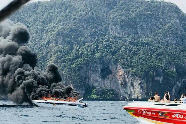 В Таиланде взорвался катер с туристами: появились фото и видео огненного ада