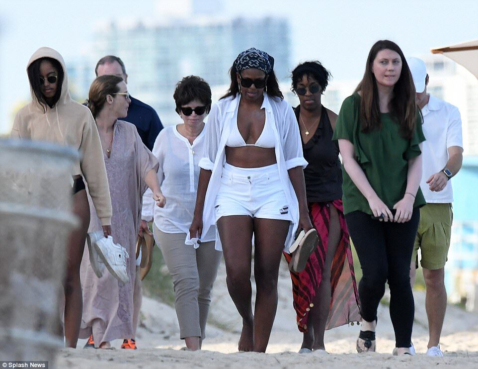 Мишель Обама на пляже с дочерью и друзьями