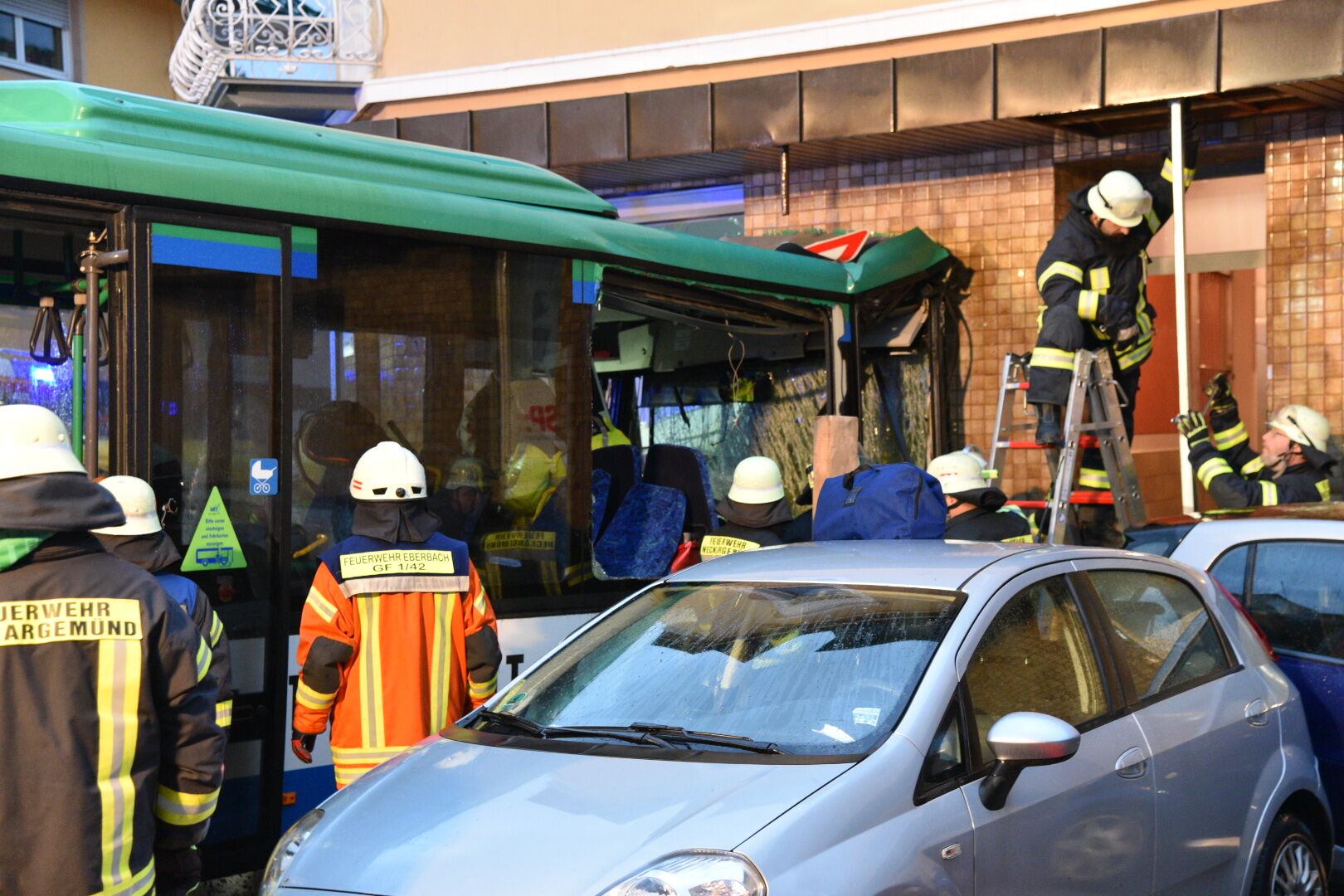 В Германии автобус с детьми попал в жуткое ДТП: опубликованы фото