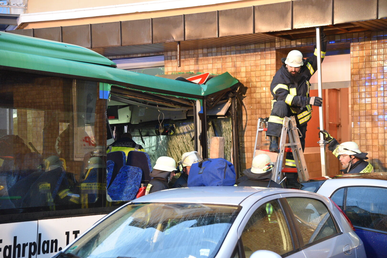 У Німеччині автобус із дітьми потрапив у жахливу ДТП: опубліковані фото