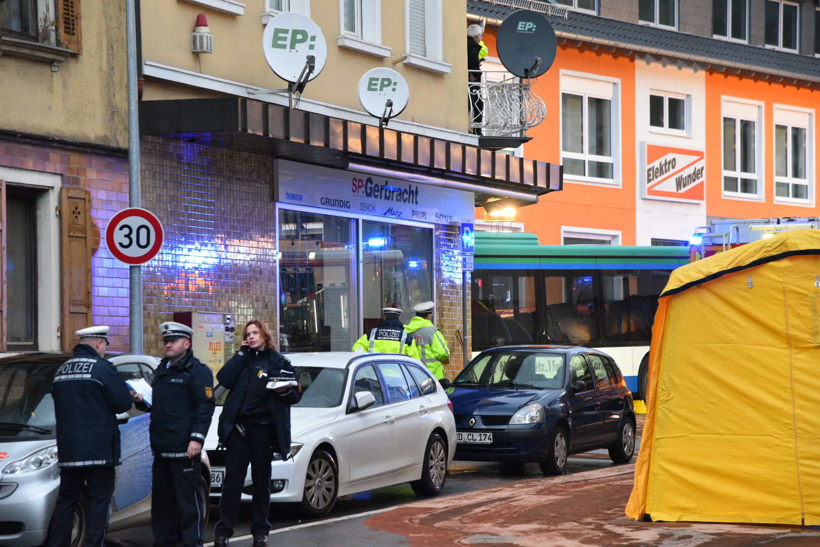 В Германии автобус с детьми попал в жуткое ДТП: опубликованы фото