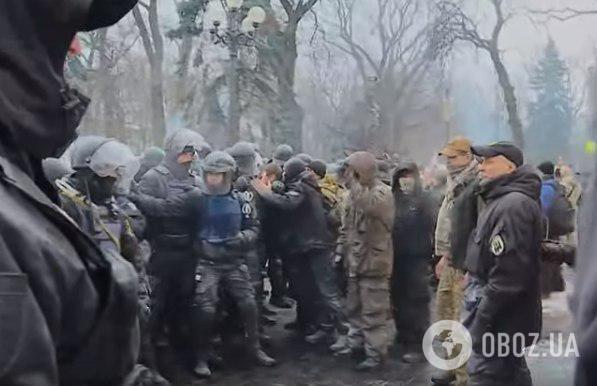 В Киеве сожгли флаг России: произошли столкновения