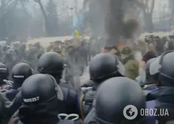 Под Радой сожгли флаг России: произошли столкновения
