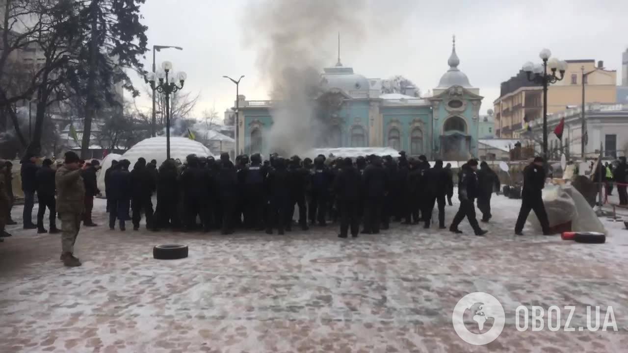 В Киеве сожгли флаг России: произошли столкновения