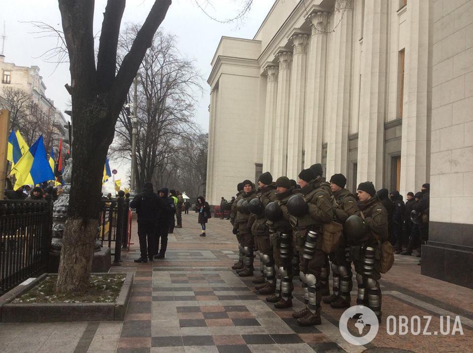 Під Радою спалили прапор Росії: відбулися сутички