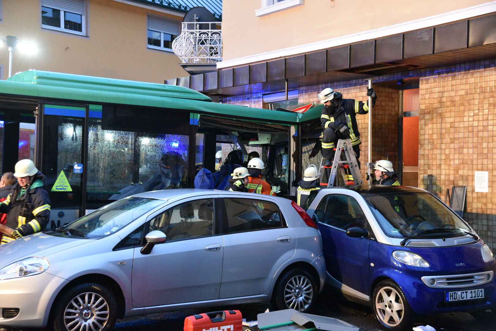 У Німеччині автобус із дітьми потрапив у жахливу ДТП: опубліковані фото