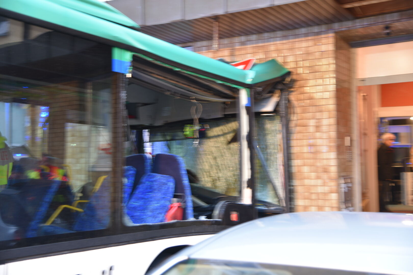 У Німеччині автобус із дітьми потрапив у жахливу ДТП: опубліковані фото