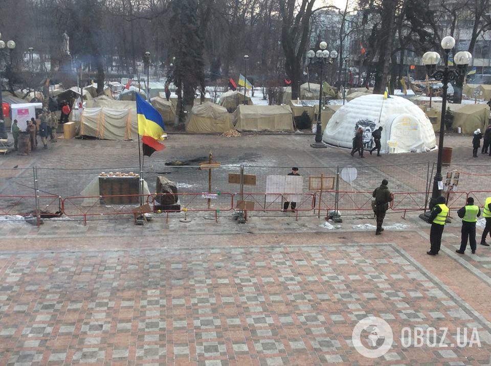 У Києві спалили прапор Росії: відбулися сутички