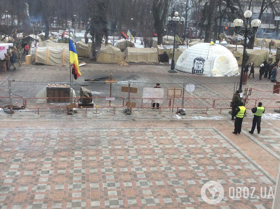 Під Радою спалили прапор Росії: відбулися сутички