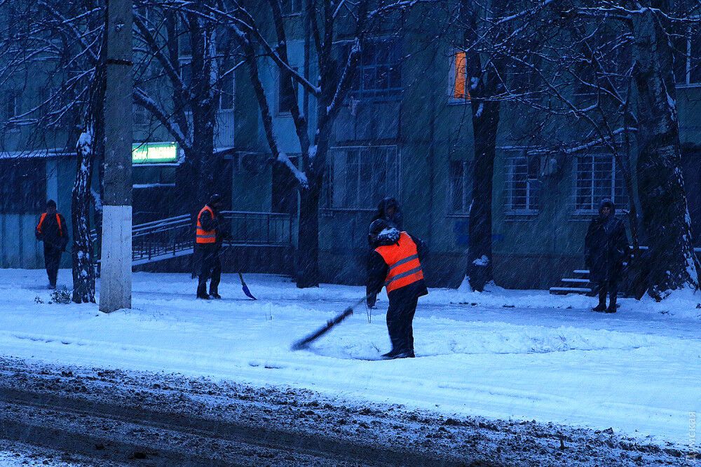 Одессу замело: мощный снегопад парализовал город