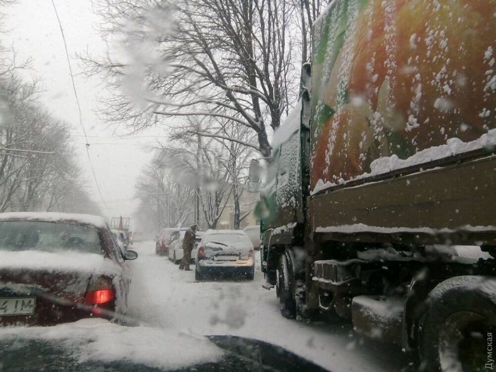 Одессу замело: мощный снегопад парализовал город