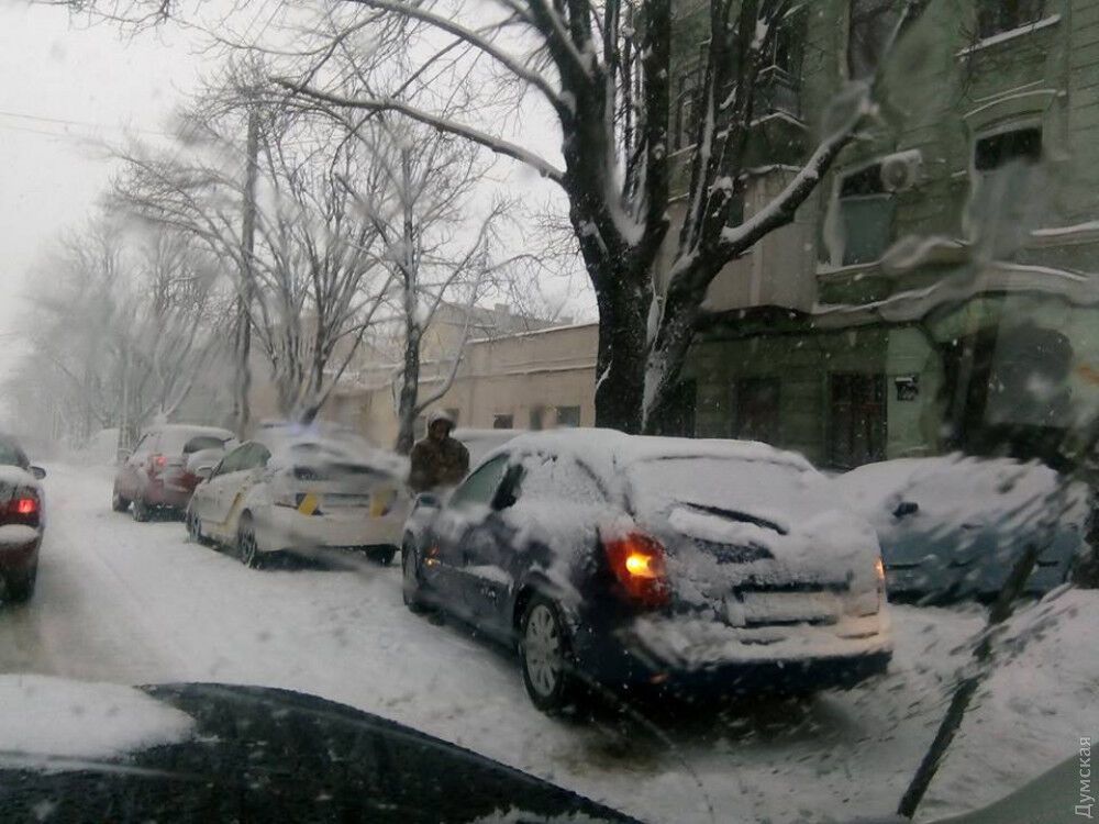 Одесу замело: потужний снігопад паралізував місто