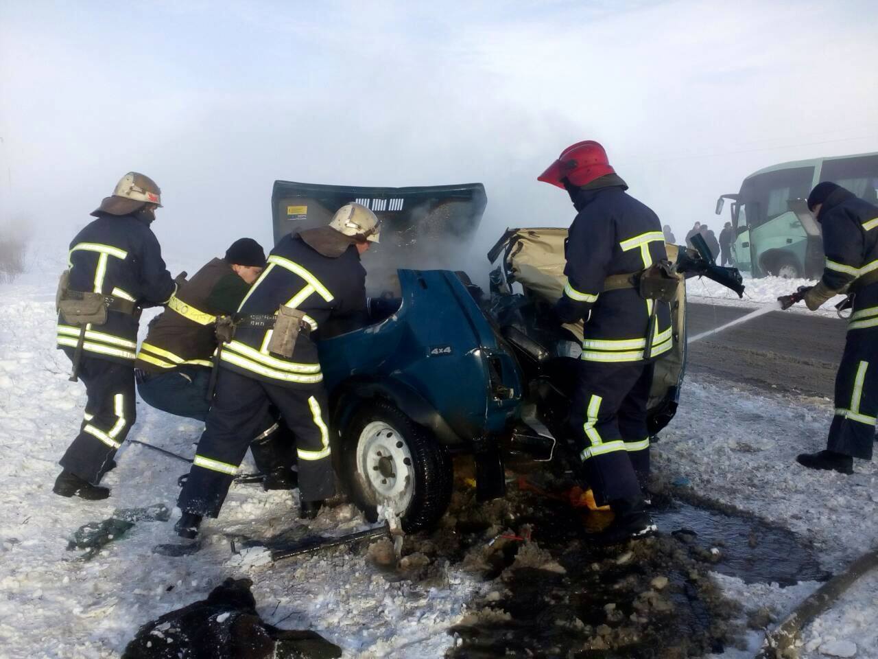 2 трупа и горящее авто: запорожские спасатели рассказали подробности ДТП с автобусом (ФОТО) 