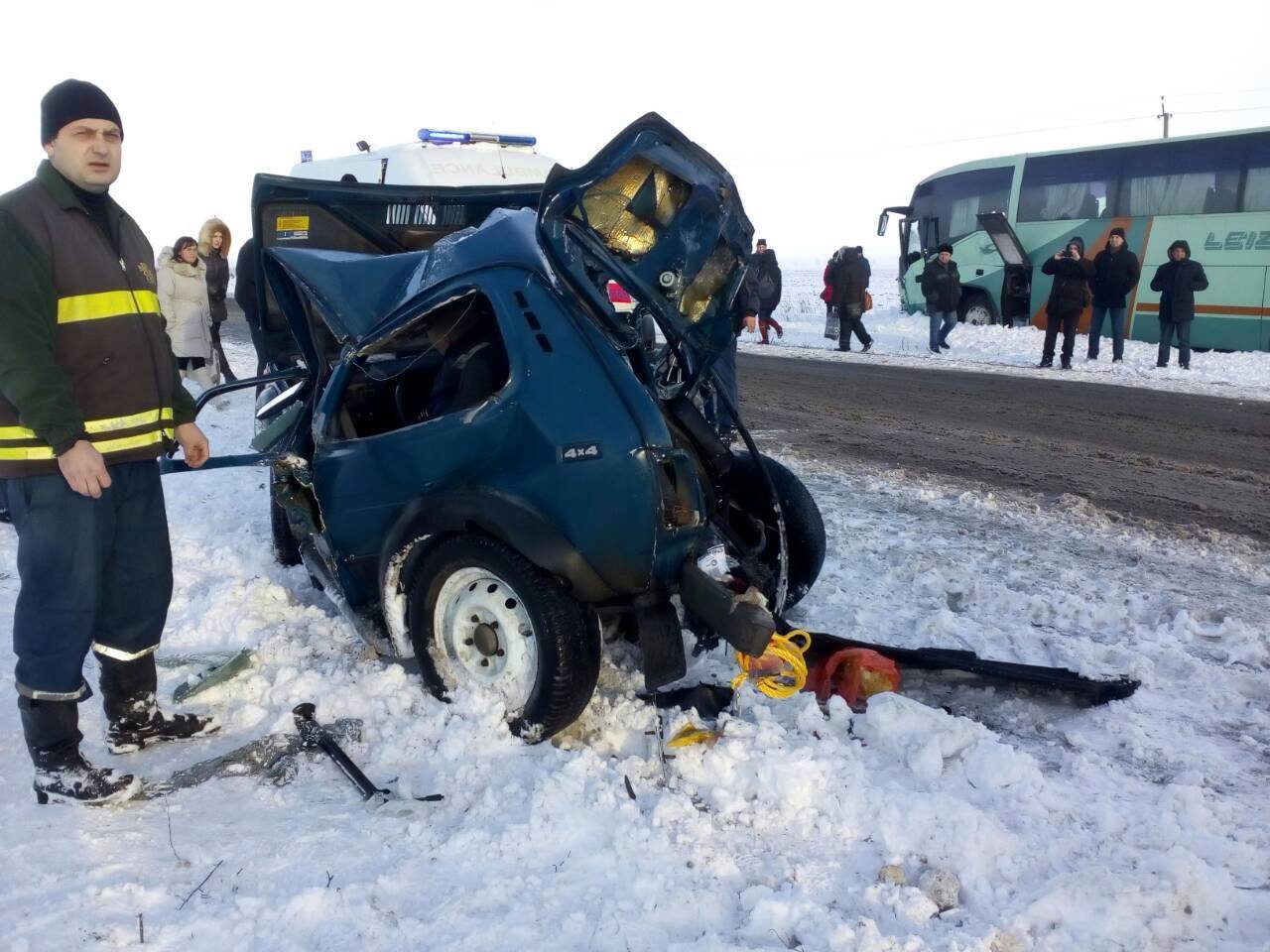 2 трупа и горящее авто: запорожские спасатели рассказали подробности ДТП с автобусом (ФОТО) 