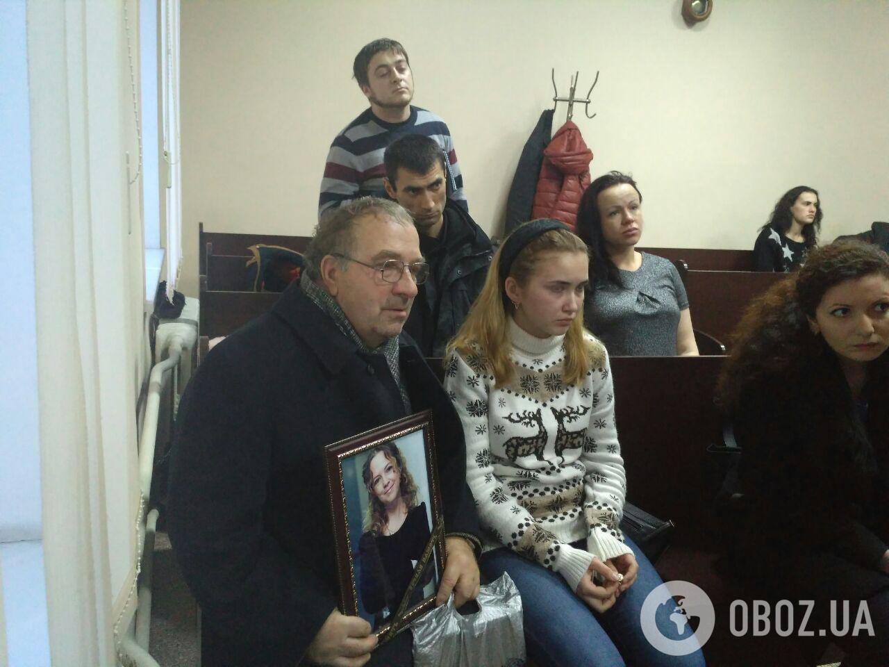 Настя з дідусем на засіданні суду
