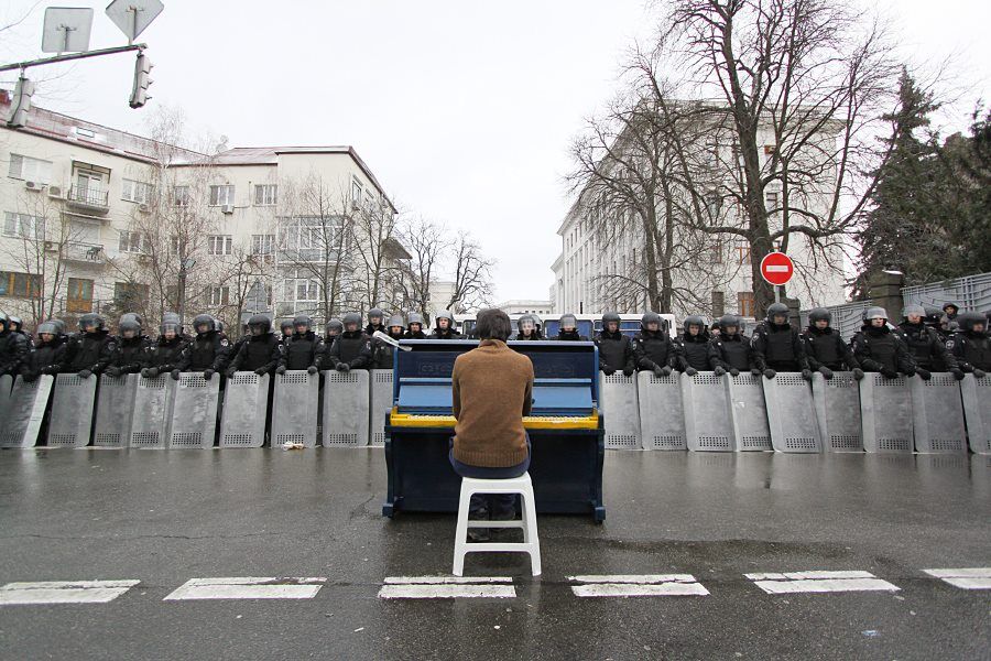 Невероятно! Раскрыт секрет легендарной фотографии с пианистом на Евромайдане