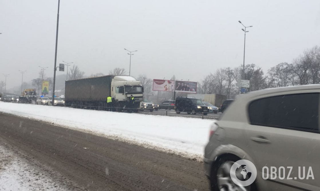 У Києві на естакаді перекинулася фура: опубліковані ексклюзивні фото з місця ДТП