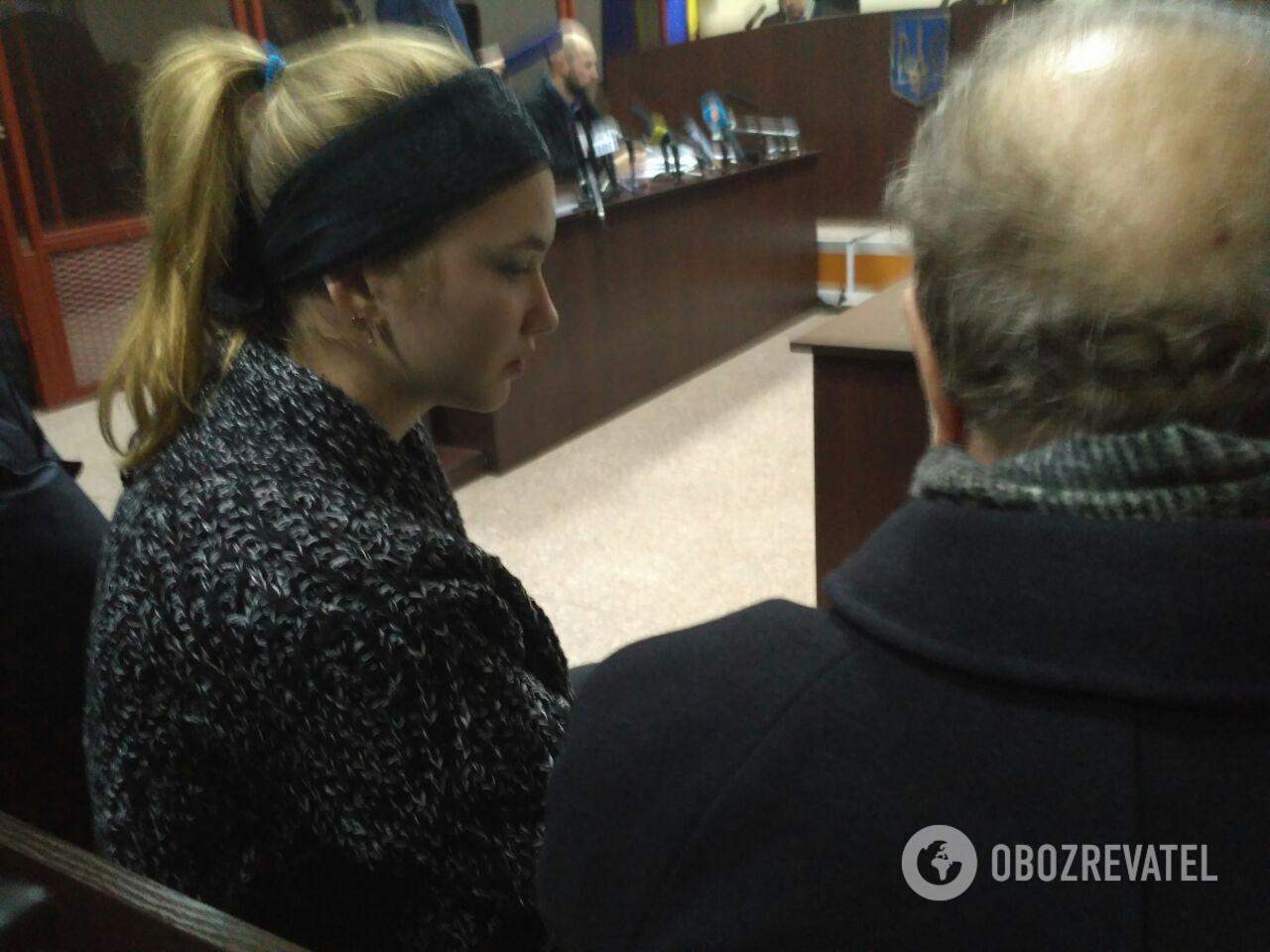 Дочка Ноздровської Настя з дідусем на засіданні суду