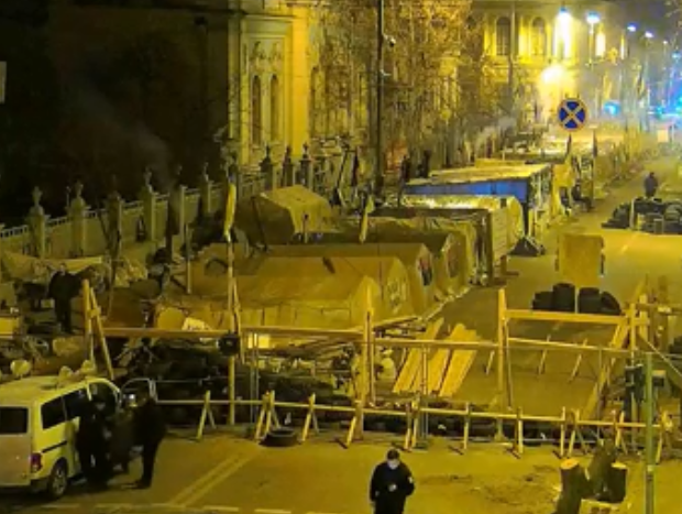 В Киеве из палаточного городка вывезли труп: момент попал на камеры