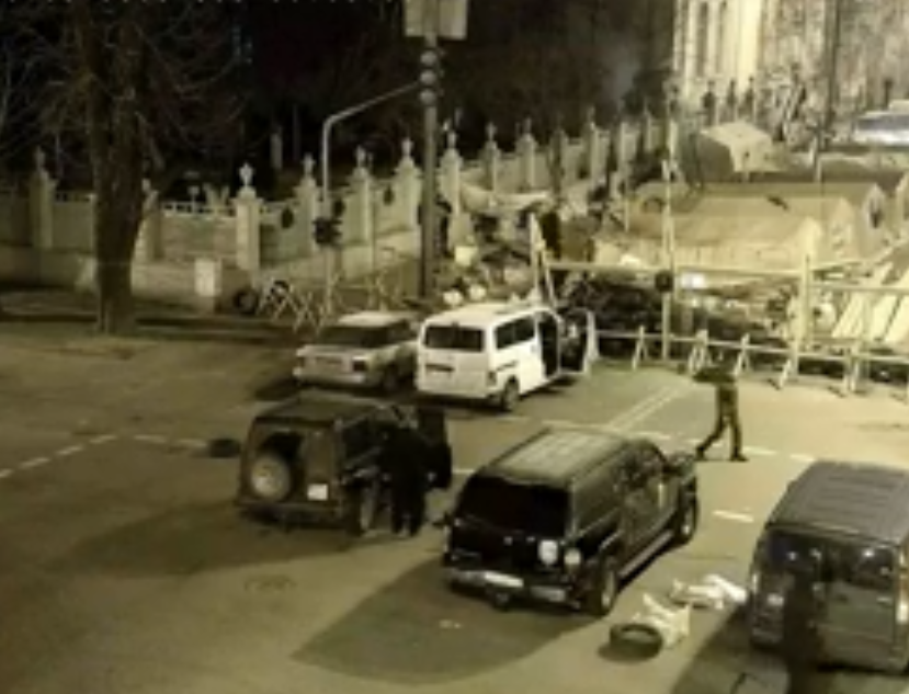 У Києві з наметового містечка вивезли труп: момент потрапив на камери