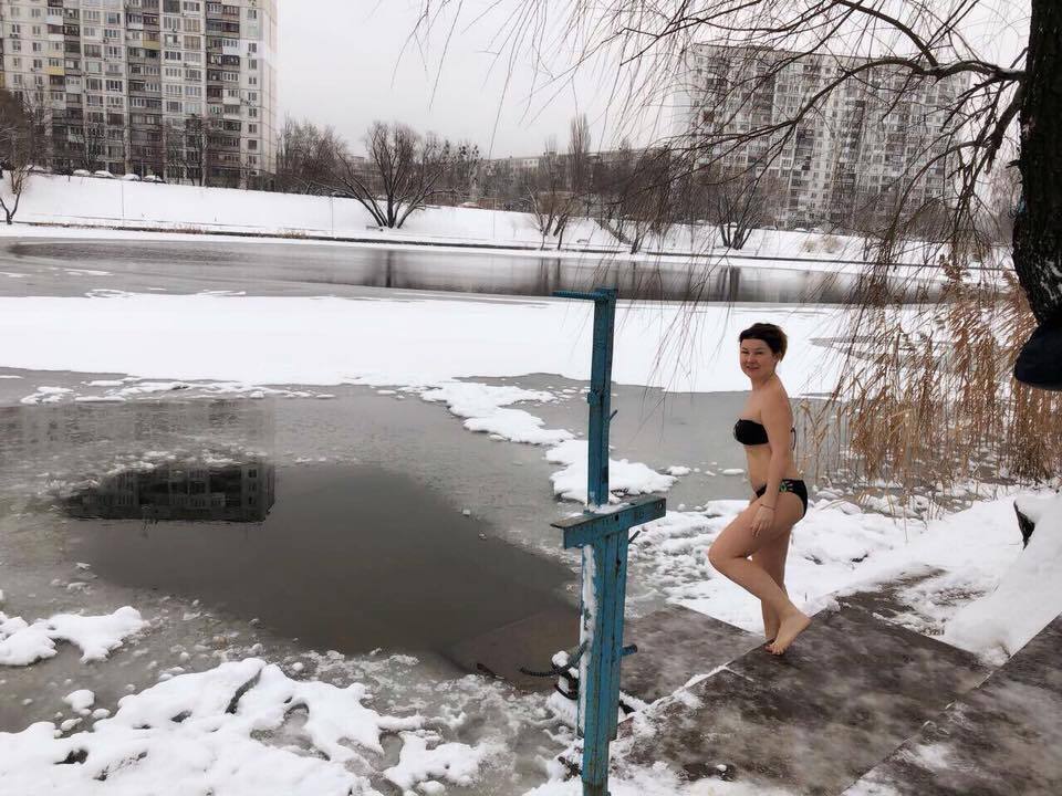 Як кияни пірнали на Водохреща: опубліковані фото і відео