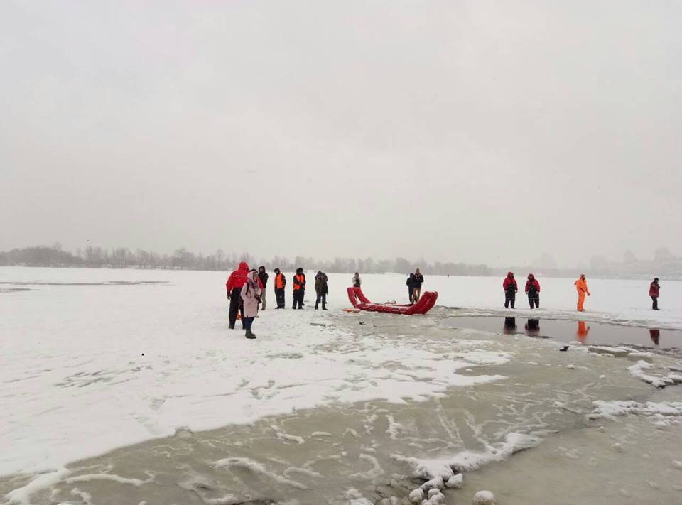 Як кияни пірнали на Водохреща: опубліковані фото і відео