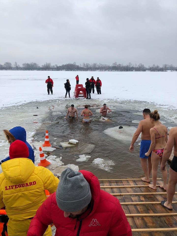 Як кияни пірнали на Водохреща: опубліковані фото і відео