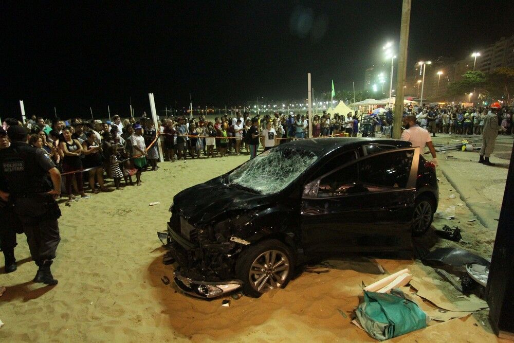 В Рио-де-Жанейро авто протаранило толпу на пляже: погиб младенец