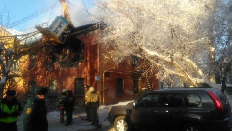 У Росії баштовий кран впав на житловий будинок: є жертва