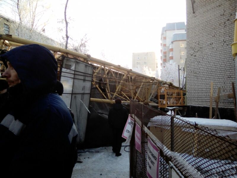 У Росії баштовий кран впав на житловий будинок: є жертва