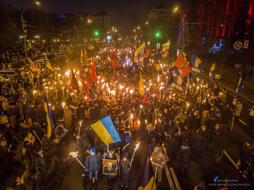 Марш на честь Бандери в Києві: з'явилися яскраві фото смолоскипної ходи з дрона