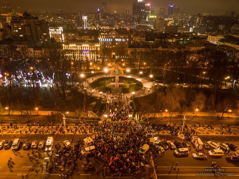 Марш на честь Бандери в Києві: з'явилися яскраві фото смолоскипної ходи з дрона