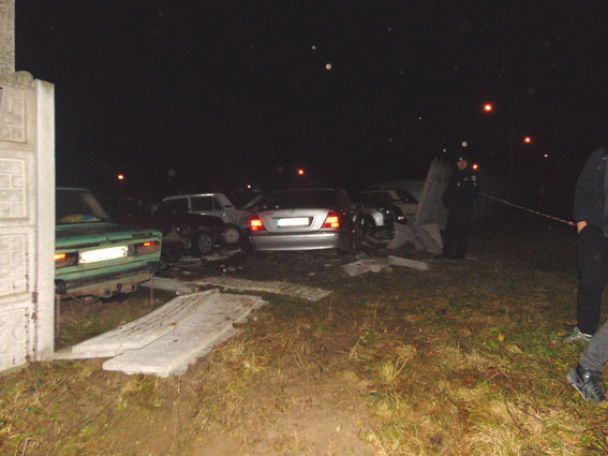 Снес бетонный забор и разгромил больше 20 машин: в Ривне произошла страшная авария
