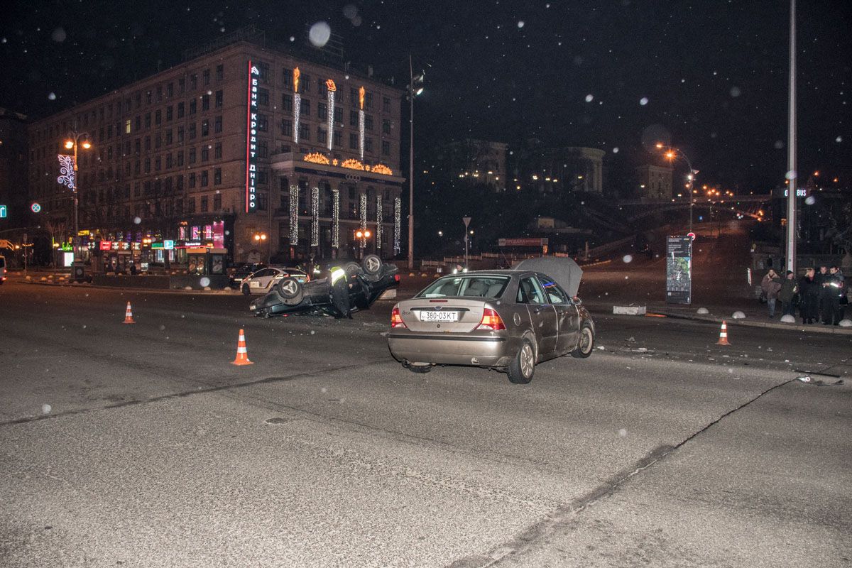 В центре Киева произошло чудовищное ДТП с опрокидыванием