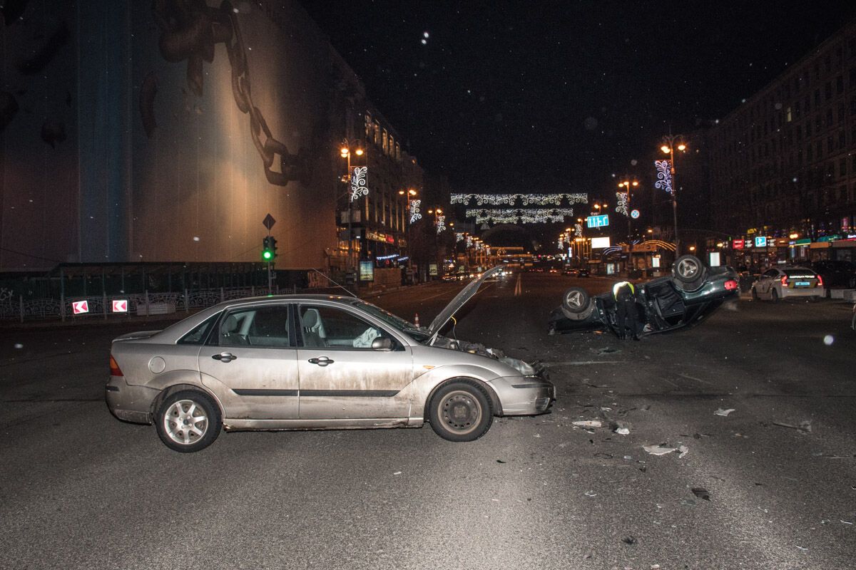 В центре Киева произошло чудовищное ДТП с опрокидыванием