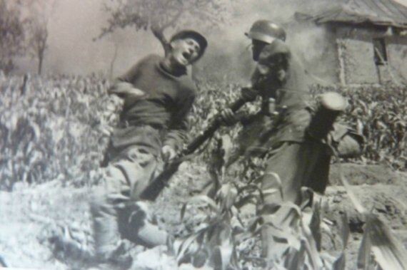 От радости до слез: опубликованы редкие фото солдат Вермахта в тылу