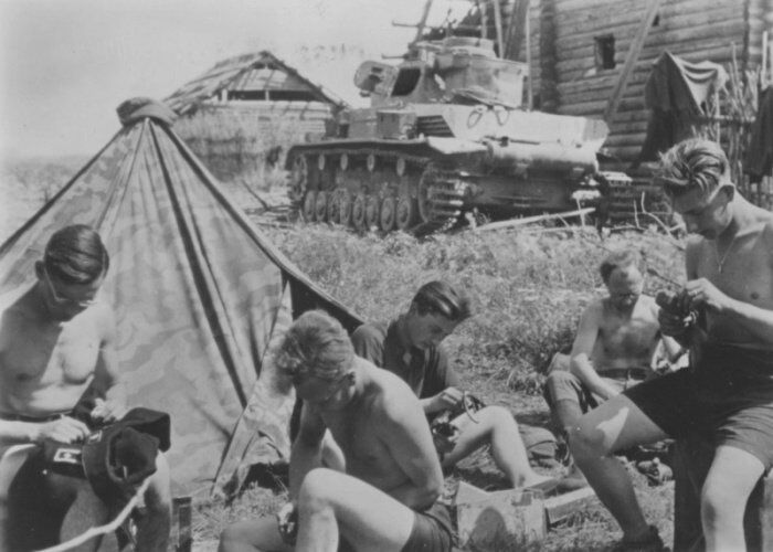 Від радості до сліз: опубліковані рідкісні фото солдатів Вермахту в тилу