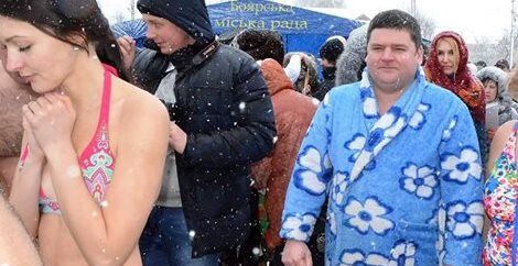 Это не фотошоп! Наряд украинского мэра на крещенских купаниях довел сеть до слез. Фото