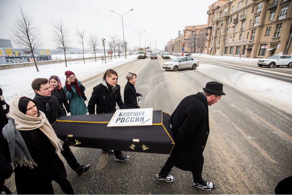 "Некрофилы!" Издевательская акция в Петербурге взбесила россиян. Опубликованы фото