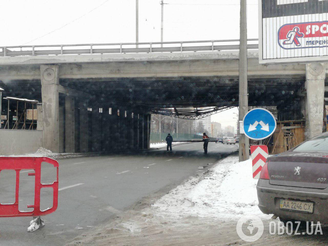 В Киеве провисла часть моста: все подробности