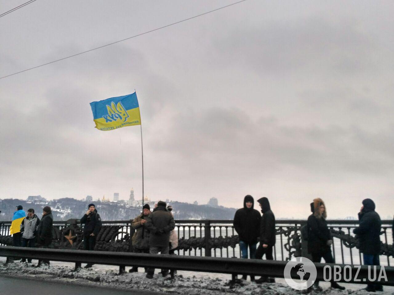 У Києві живим ланцюгом з'єднали два береги: опубліковані яскраві фото та відео